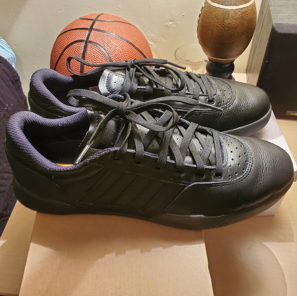 Black Addias size 8 men's women's 10